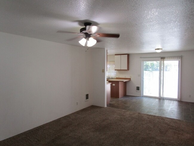 Building Photo - End Unit in Triplex Near Golf Course on Cu...