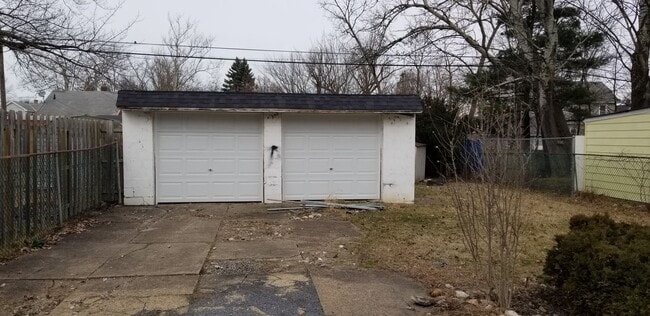 Building Photo - Old Brooklyn - 3 Bedroom Single Family Home