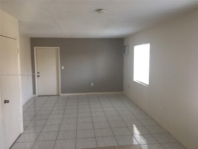 Building Photo - 960 Biarritz Dr