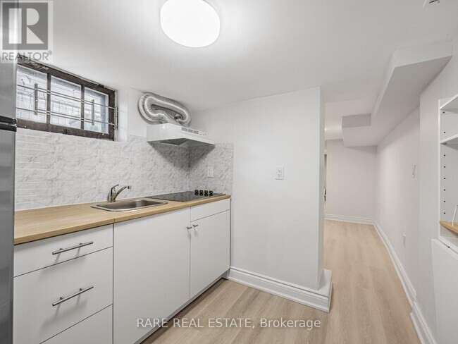 Photo du bâtiment - 727 Rhodes Ave