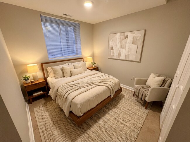 Foto del edificio - 2026 Move-In Special – $500 LEASE SIGNING BONUS!! Renovated 3-Bedroom Apartment in Prime SE DC Lo...