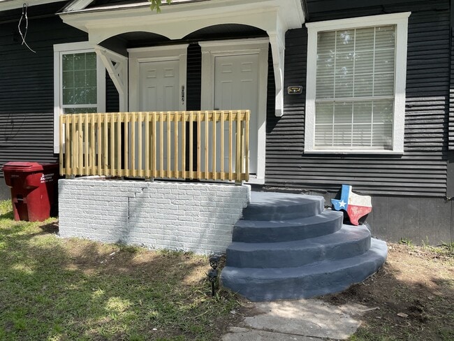 Building Photo - 112 Yates St