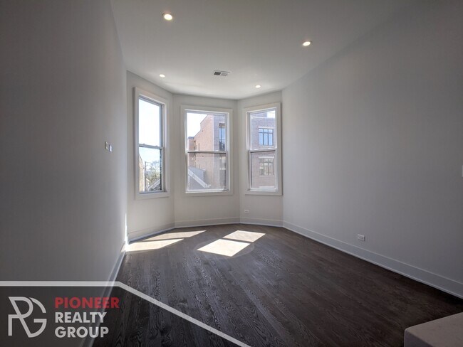 Building Photo - 2120 W Belmont Ave