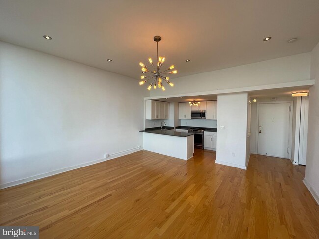 Building Photo - 285 St James Pl