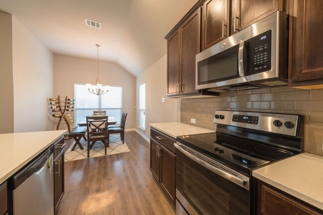 Building Photo - Gorgeous Three Creeks Home