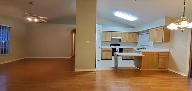 Foto del edificio - 913 Palm Forest Ln