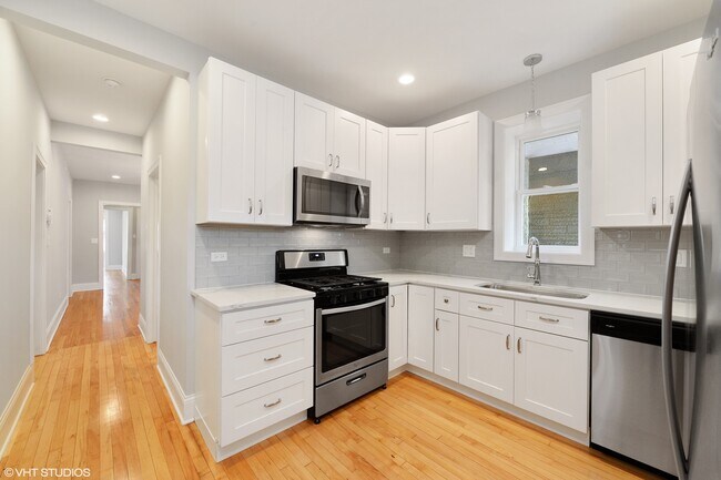 Building Photo - 3011 W Eastwood Ave