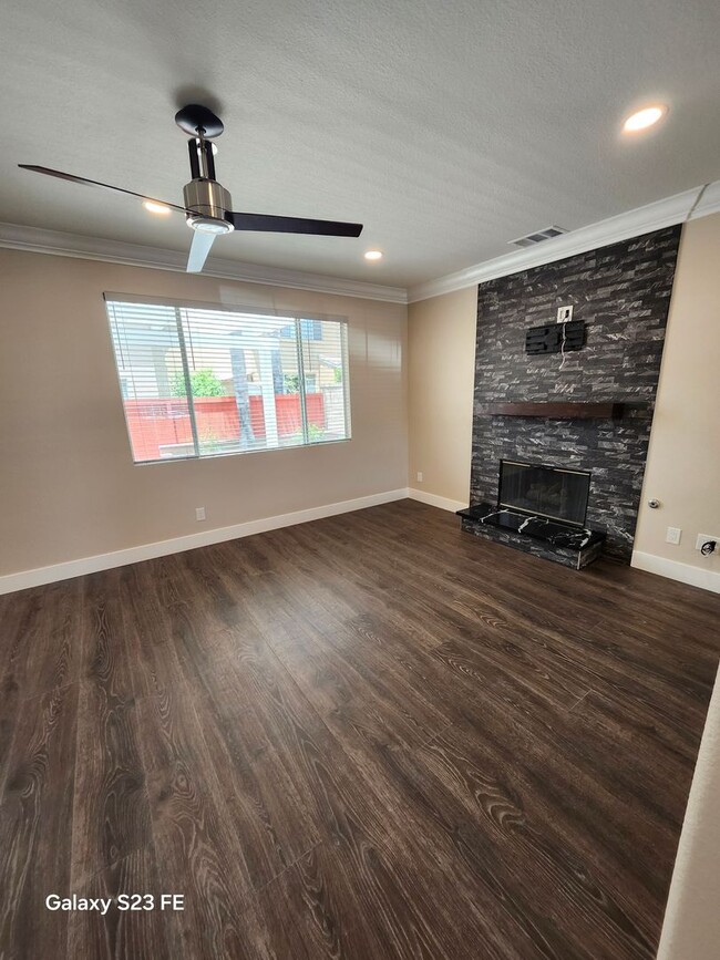 Building Photo - Stunning Newly Remodeled 4-Bedroom Home in...