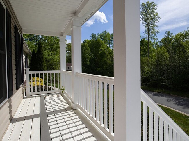 Foto del edificio - Stunning Shaker-Style 4-Bedroom Home in Chesterfield | Granite & Hardwoods!