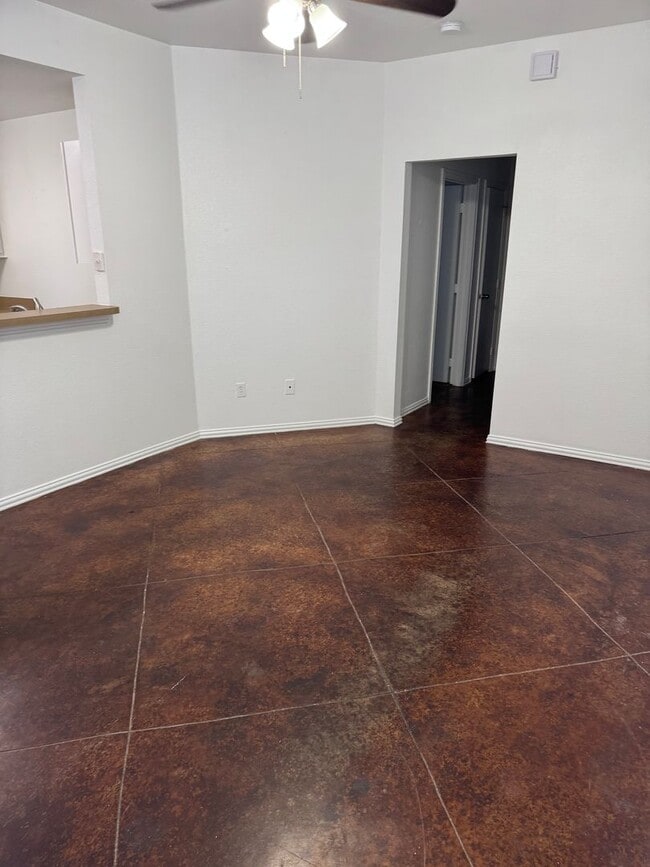 Foto del edificio - 521 Oakwood Ln