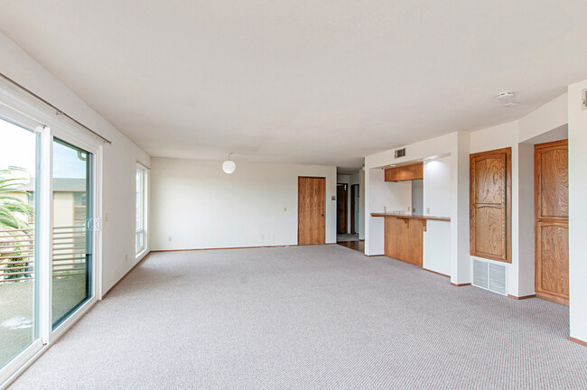 Building Photo - BEAUTIFUL BAY PARK CONDO W/ BAY VIEWS! - 2...