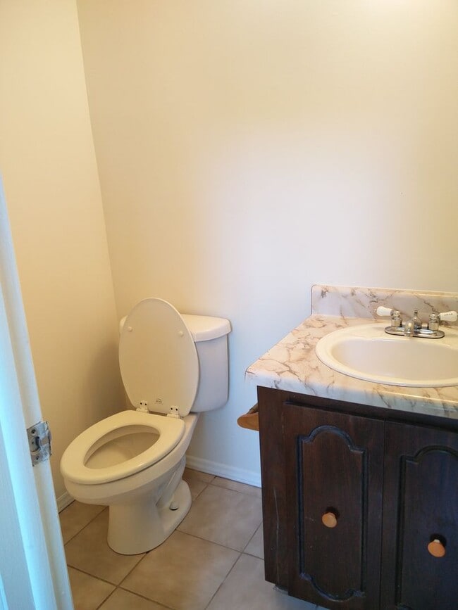 Building Photo - Spacious 3 bedroom house