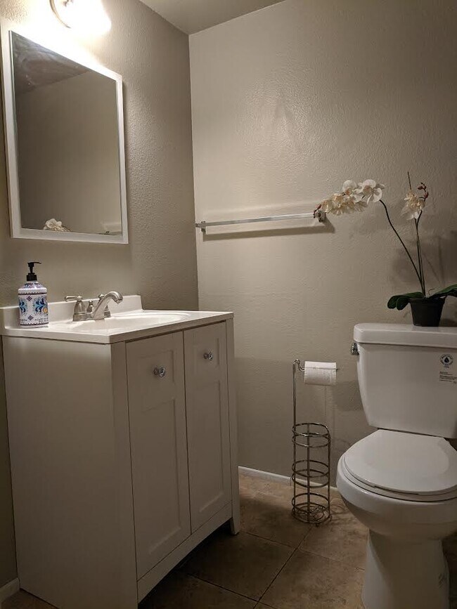 Building Photo - 2204 Cedar St