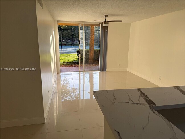 Foto del edificio - 10773 Cleary Blvd