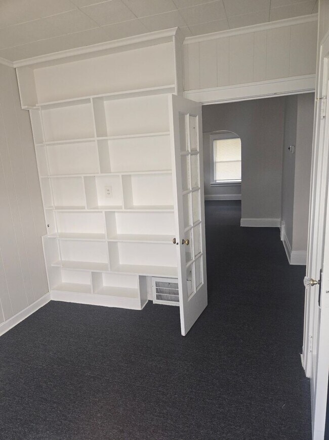 Building Photo - 10002 Parkview Ave