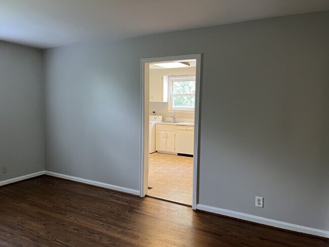 Building Photo - 5404 Oakmont Cir