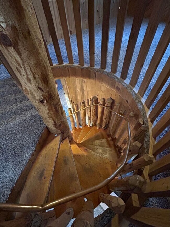 Building Photo - Charming Cabin Directly on the Little Deschutes