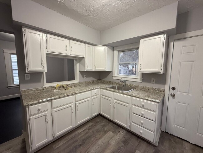 Building Photo - 3bd Single S. Collinwood Vouchers Only