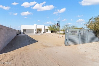 Building Photo - 2252 E South Mountain Ave