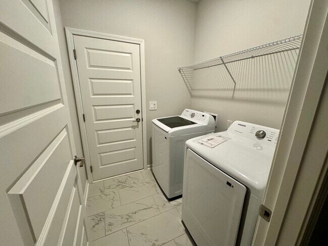 Building Photo - 207 Stockyard Cir