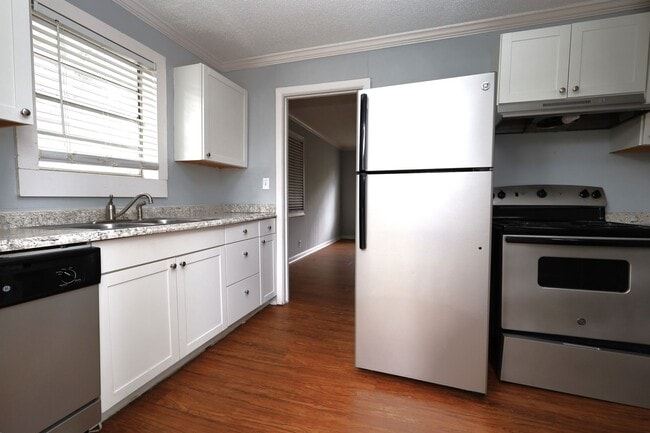 Building Photo - 808 Lilly St