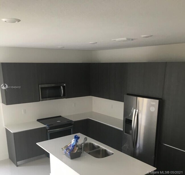 Building Photo - 458 SW 91st Ct
