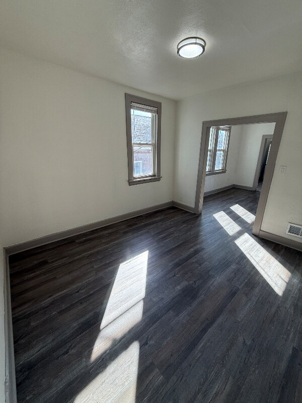 Foto del edificio - 1342 W 69th St