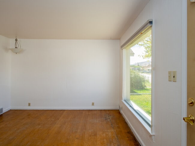 Living room - 1616 N Arthur Ave