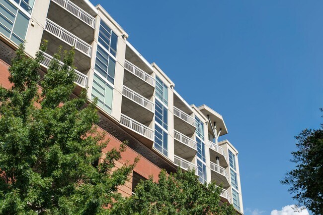 Building Photo - Stylish Uptown 2BD Condo with Balcony, Par...