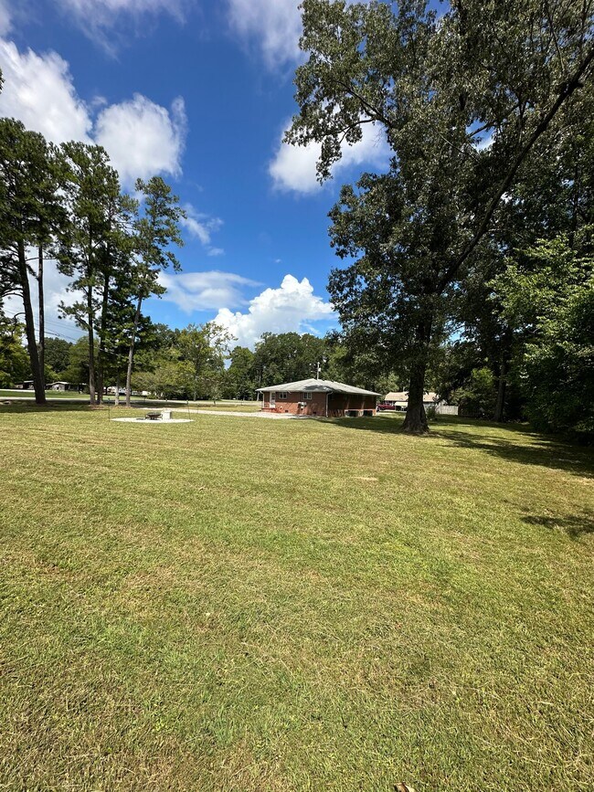 Foto del edificio - 1512 Happy Valley Rd