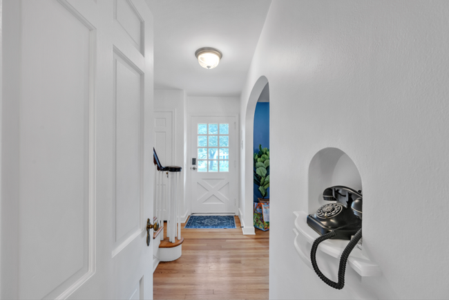 Building Photo - Charming 2 Bed 2 Bath House in the Heart o...