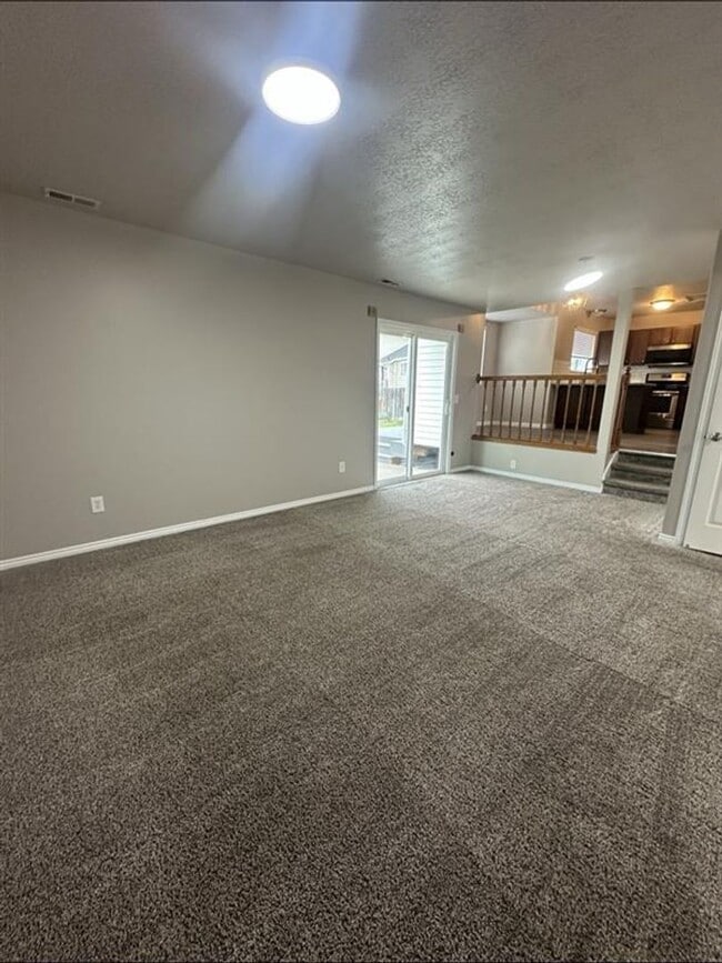 Foto del edificio - 2 Weeks Rent FREE! Spacious 3 Bed 2.5 Bath House for Rent in Layton!