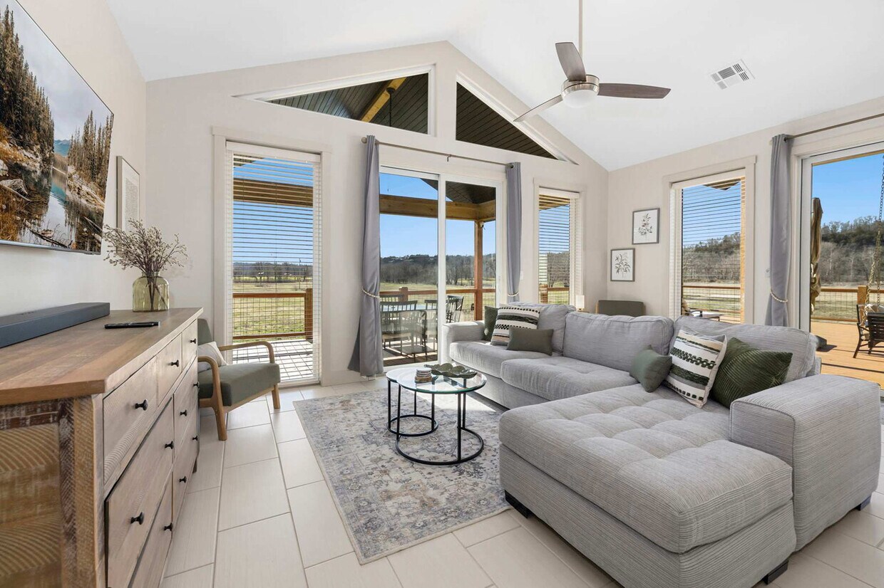 Foto principal - 305 Rivercrest Ln