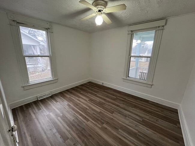 Building Photo - Two bedroom house in Alton