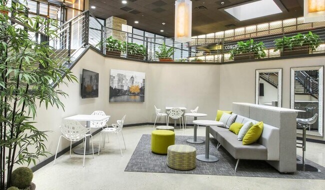 Foto del edificio - 270 E Highland Ave