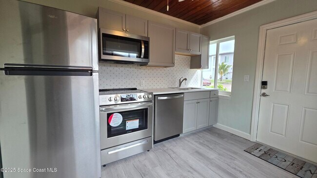 Building Photo - 6409 Ridgewood Ave