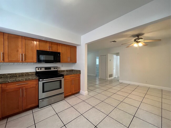 Foto del edificio - 240 NW 48th Ct