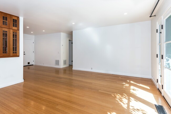 Foto del edificio - Montecito Condo! 2 bedroom+1 bath w/ 2-car...