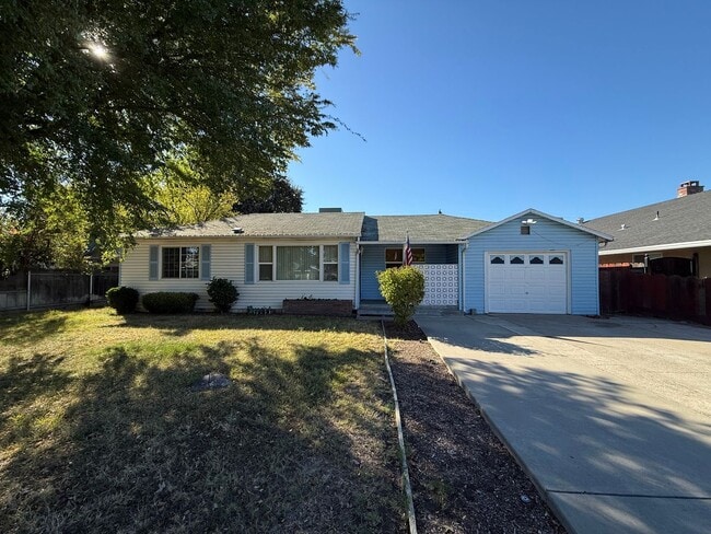 Building Photo - Single story in the heart of Modesto!