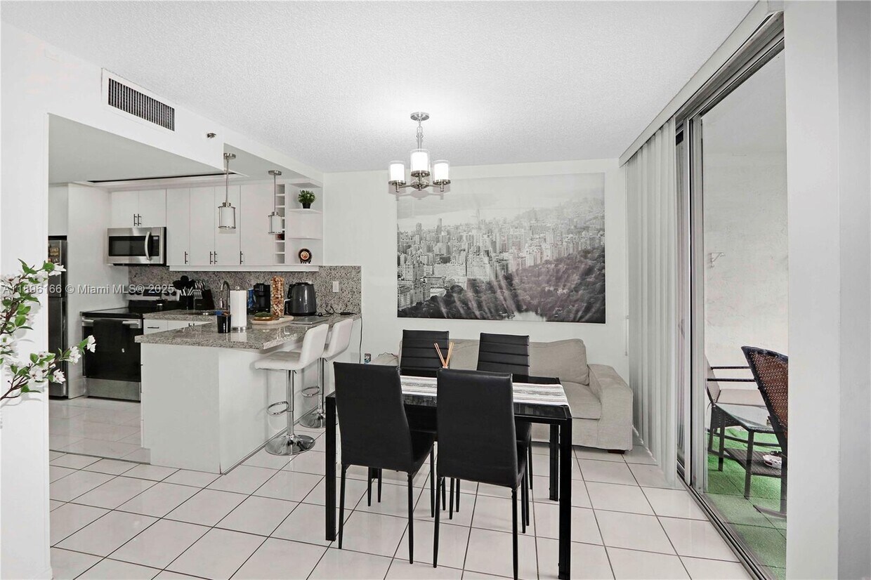 Foto principal - 1700 NW N River Dr