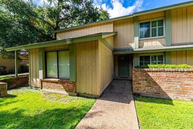 Foto del edificio - 9604 Blue Creek Ln