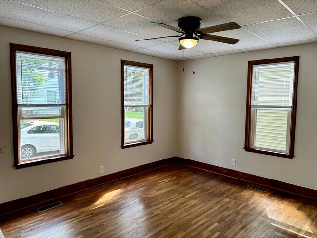Foto del edificio - Check Out This 4-Bed/1-Bath House in Bluff...