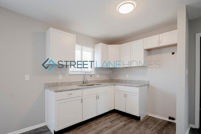 Building Photo - Charming 3 Bedroom in Indianapolis!