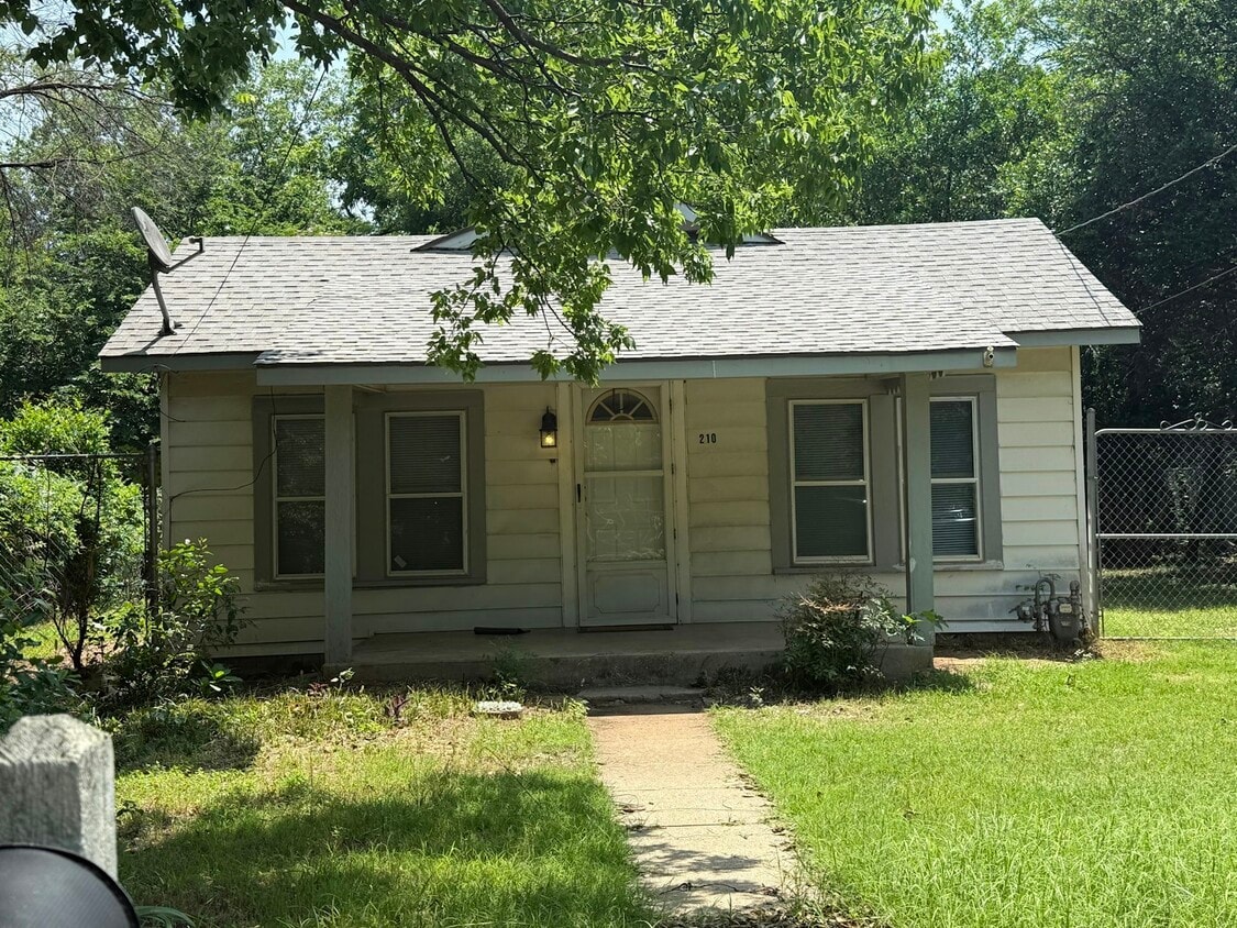 Primary Photo - 210 Byron St