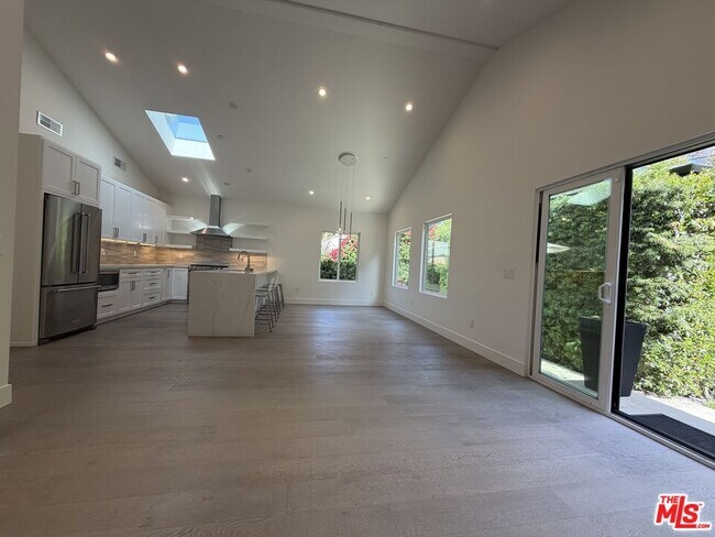Foto del edificio - 15122 Morrison St