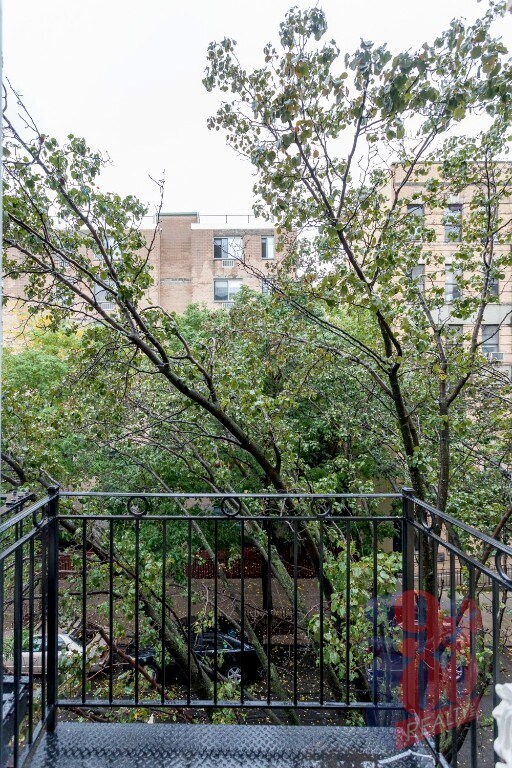 Foto del edificio - 309 E 8th St
