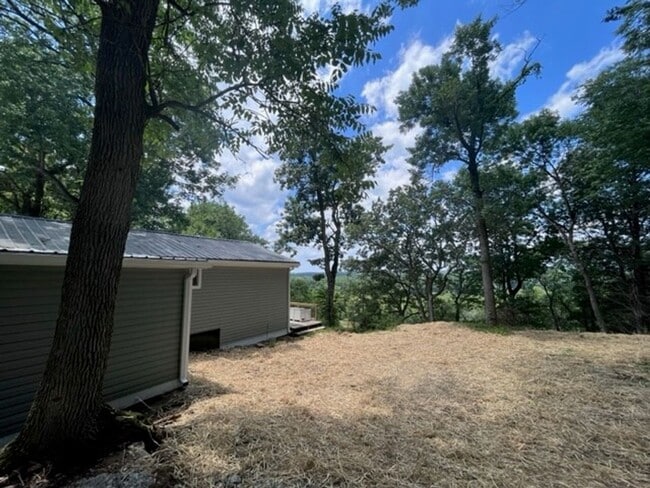 Building Photo - Lake View