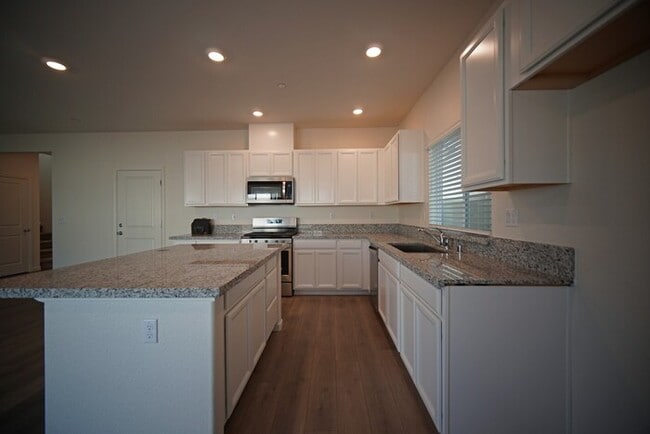 Photo - Beautiful 4 Bedroom PLUS office / den in Natomas! House