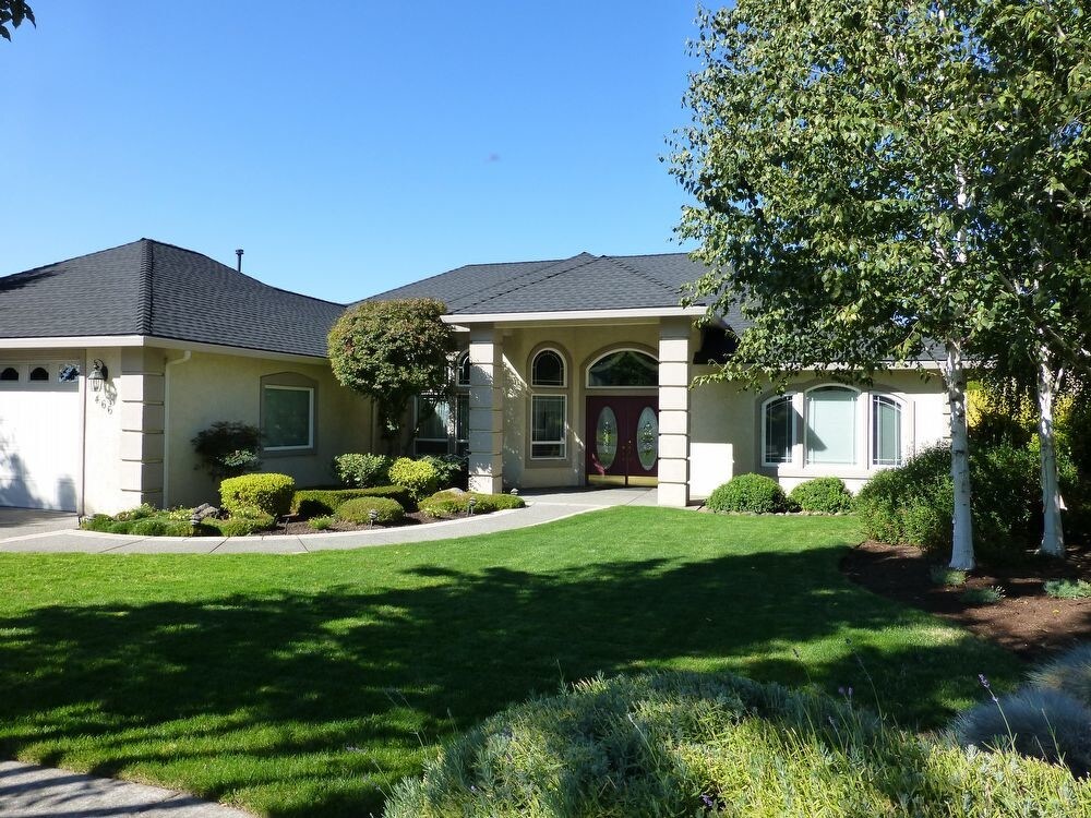 Primary Photo - Amazing furnished home on the golf course