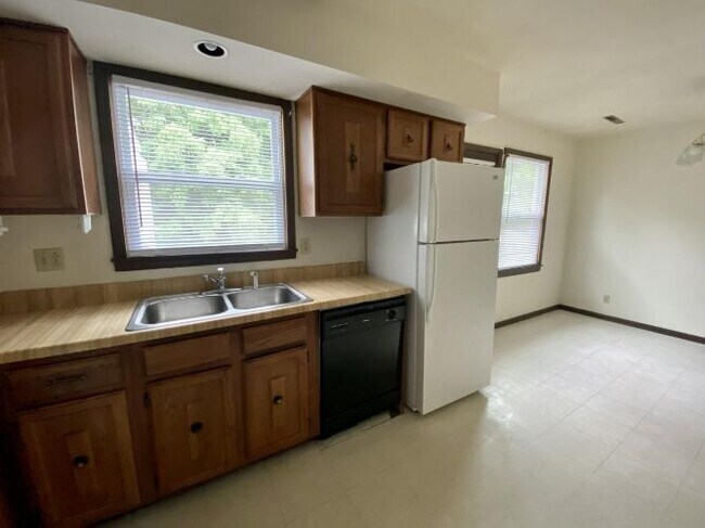 Building Photo - 4425 Ludwick Blvd